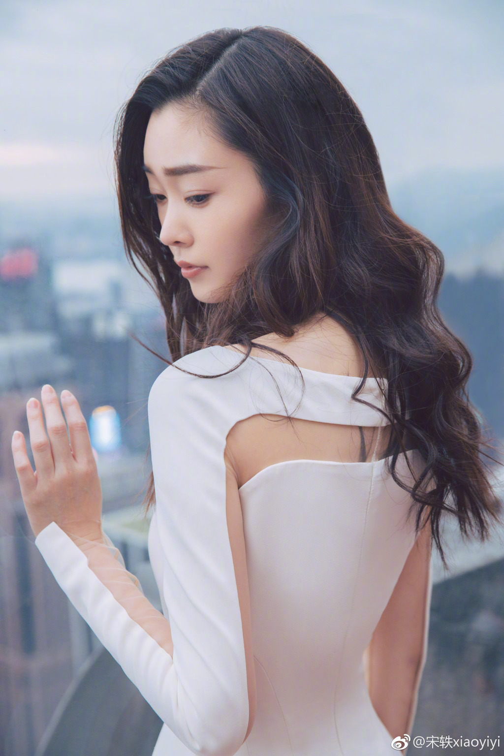 宋轶写真曝光一袭白裙在身衬托曼妙身材十分优雅_图-7