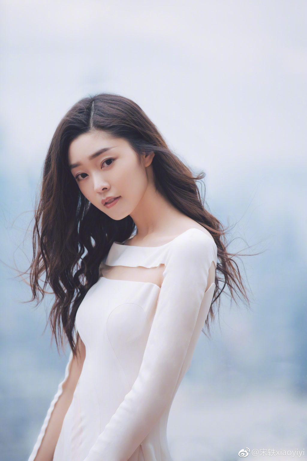 宋轶写真曝光一袭白裙在身衬托曼妙身材十分优雅_图-9