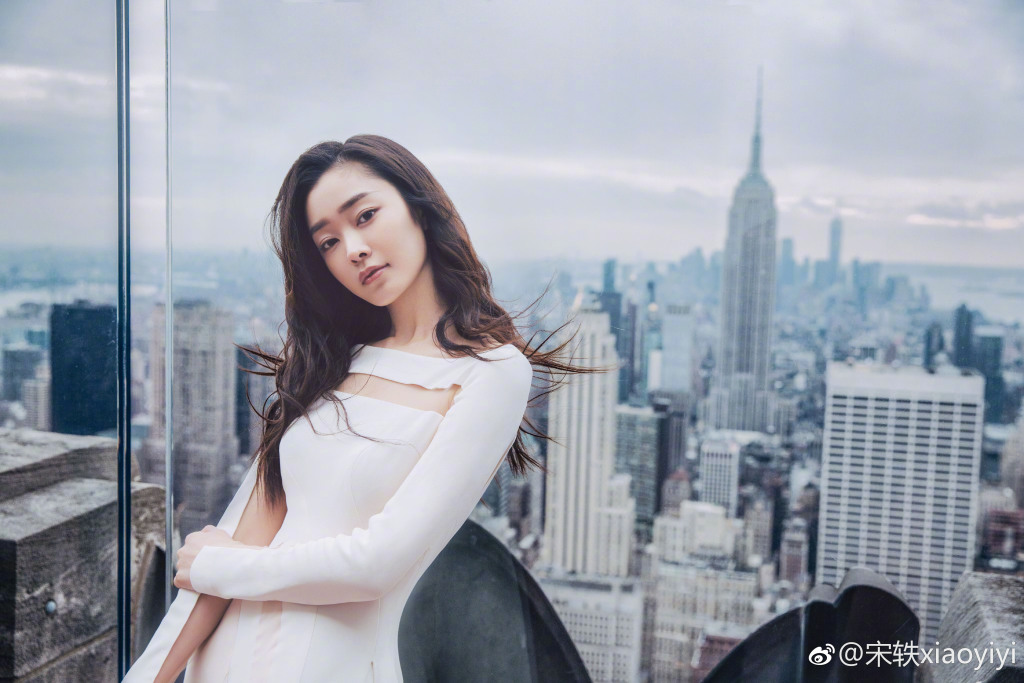 宋轶写真曝光一袭白裙在身衬托曼妙身材十分优雅_图-2