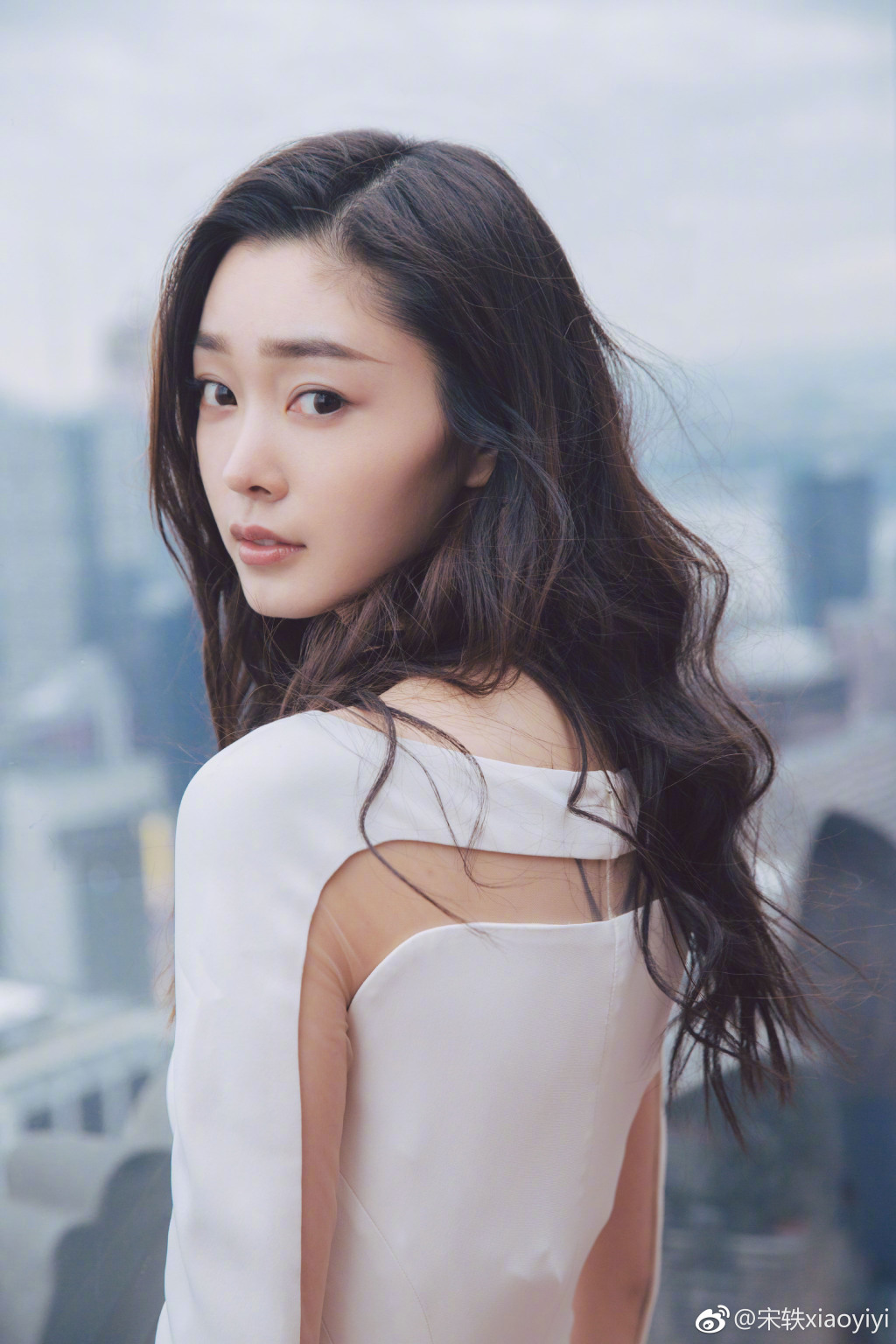 宋轶写真曝光一袭白裙在身衬托曼妙身材十分优雅_图-6