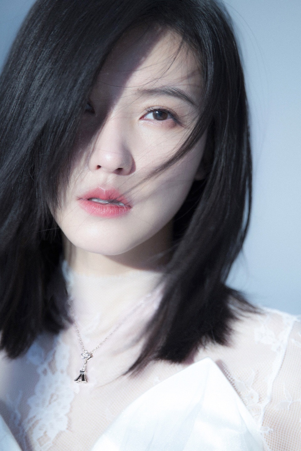 杨子姗主题大片曝光仪态轻盈帅气随性演绎不一样的梦幻南极_图-8