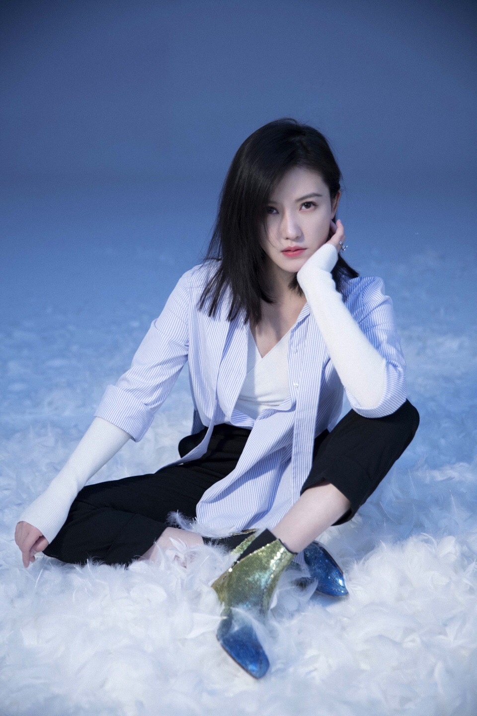 杨子姗主题大片曝光仪态轻盈帅气随性演绎不一样的梦幻南极_图-1