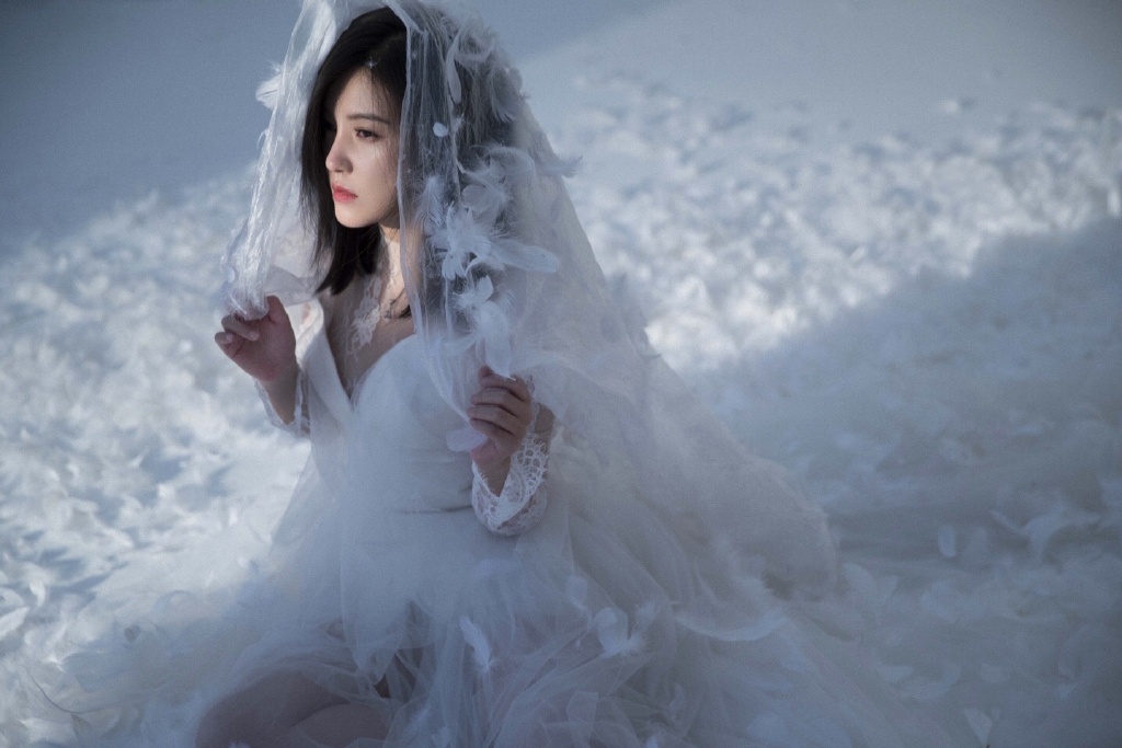 杨子姗主题大片曝光仪态轻盈帅气随性演绎不一样的梦幻南极_图-4