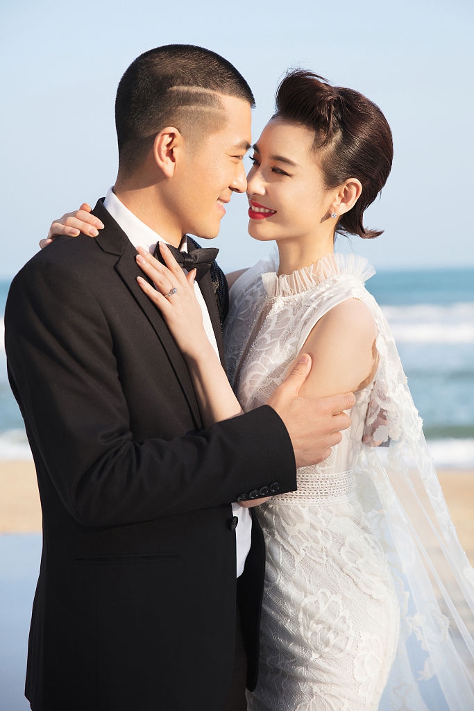 黄圣依杨子婚纱照结婚十年海边相拥甜蜜浪漫_图-4