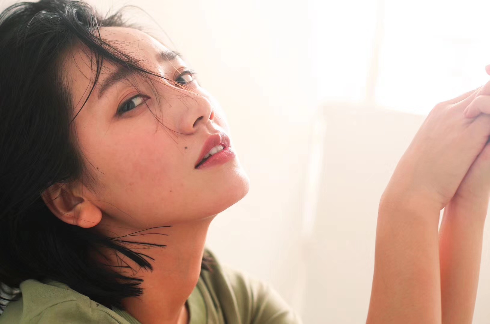 董晴最新素颜写真发丝凌乱仍美得纯真_图-2