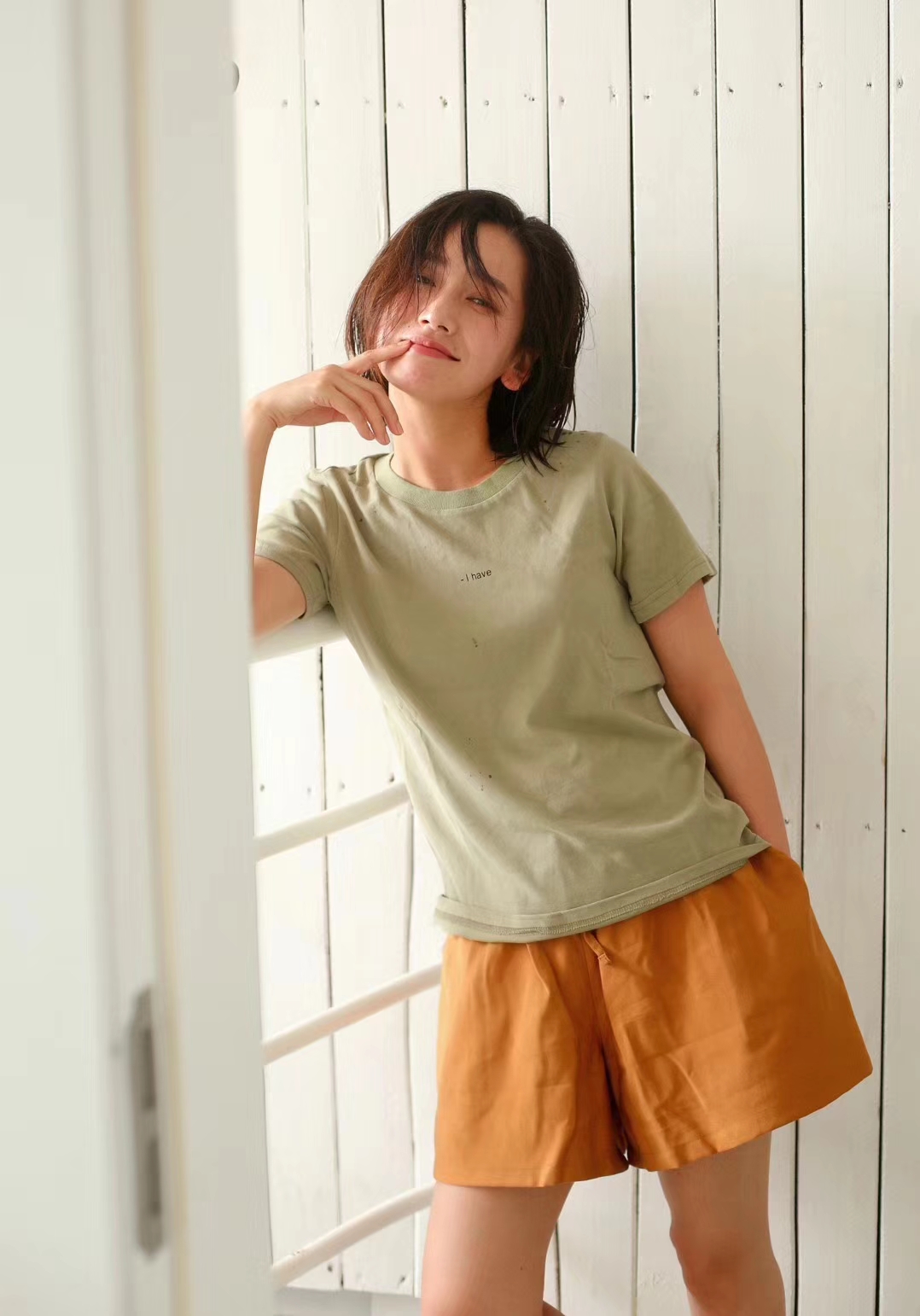 董晴最新素颜写真发丝凌乱仍美得纯真_图-1