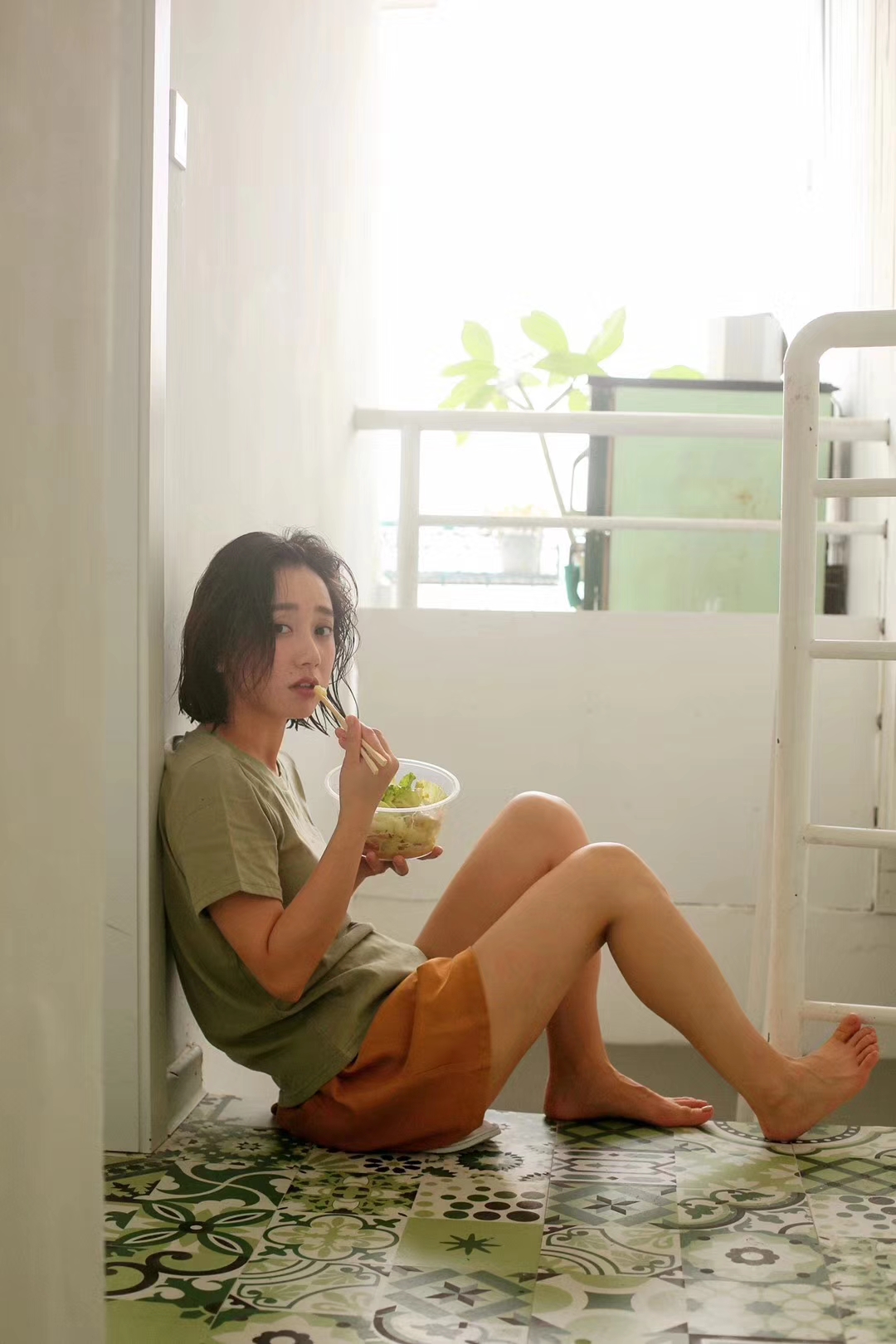 董晴最新素颜写真发丝凌乱仍美得纯真_图-3