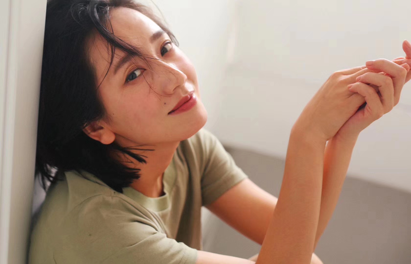 董晴最新素颜写真发丝凌乱仍美得纯真_图-8