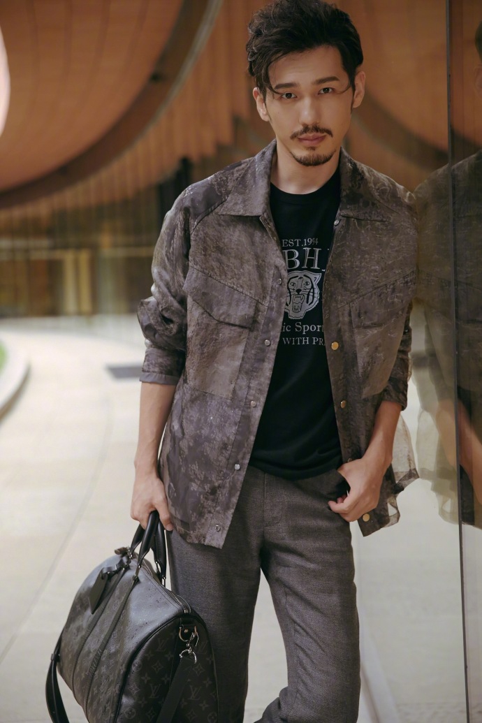 白宇街拍胡茬显熟男魅力简约沉稳又随性不羁_图-1