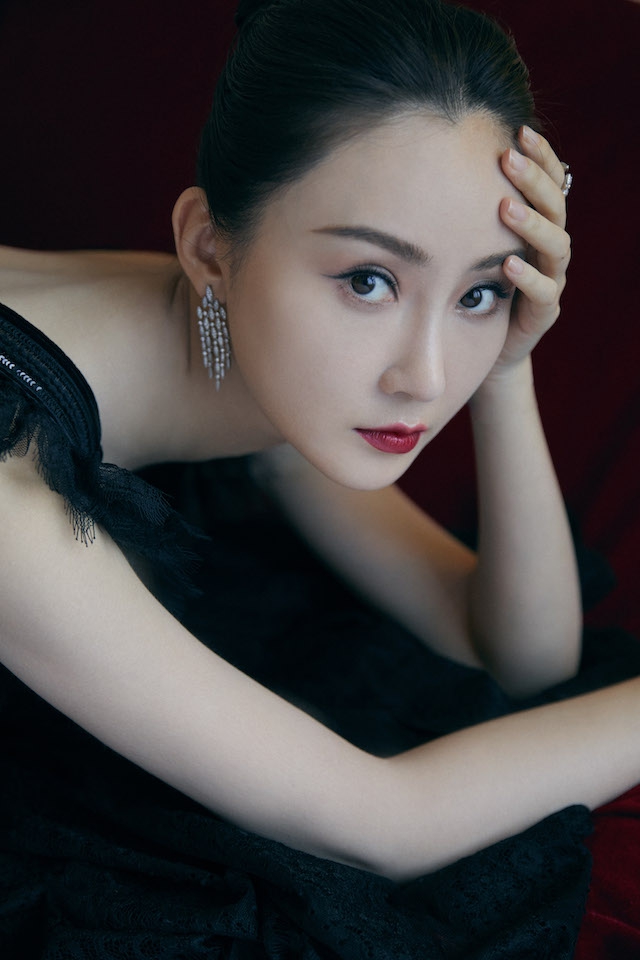 林鹏黑色吊带长裙出镜，仙女范十足_图-5