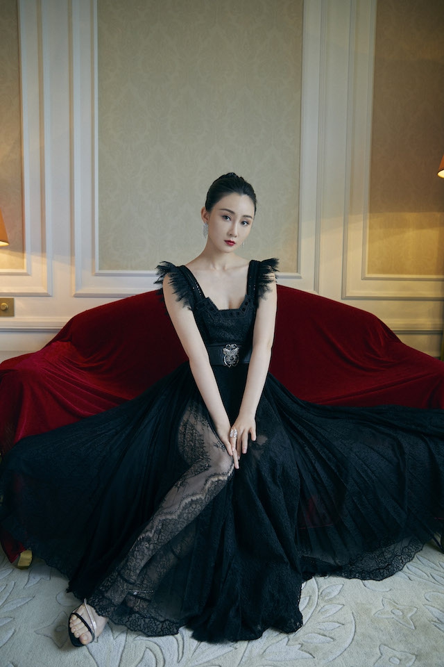 林鹏黑色吊带长裙出镜，仙女范十足_图-3