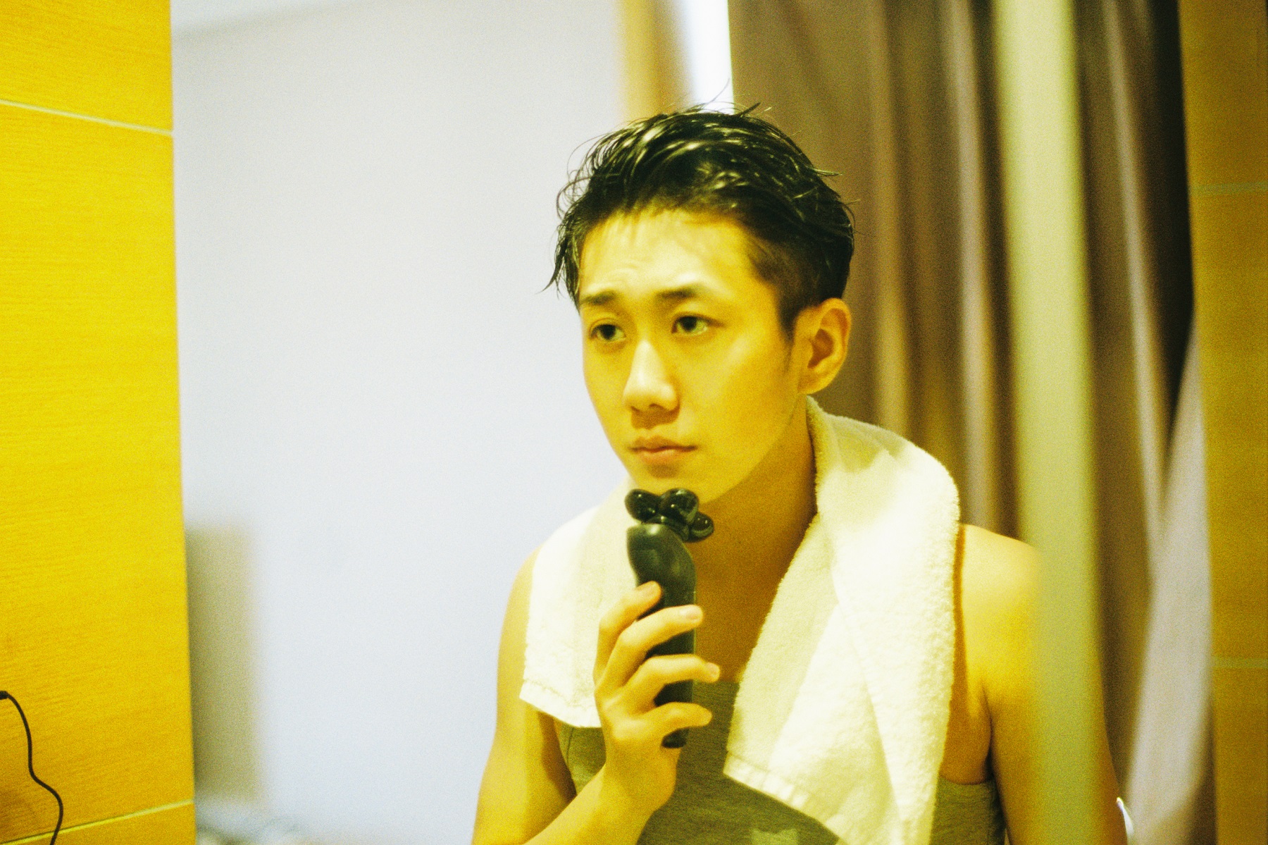 姜冠南慵懒胶片风写真曝光真实演绎直男式“懒宅”时光_图-5