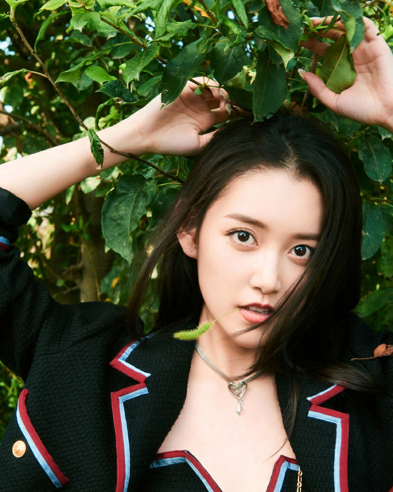 蒋依依变身“夏日美少女”，尽情挥洒青春活力_图-2