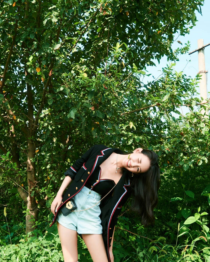 蒋依依变身“夏日美少女”，尽情挥洒青春活力_图-6