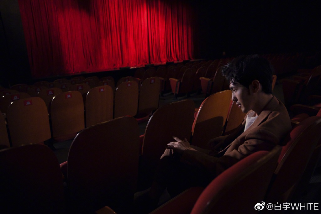 白宇光影写真姜黄色西装搭配金丝边眼镜超帅气_图-2