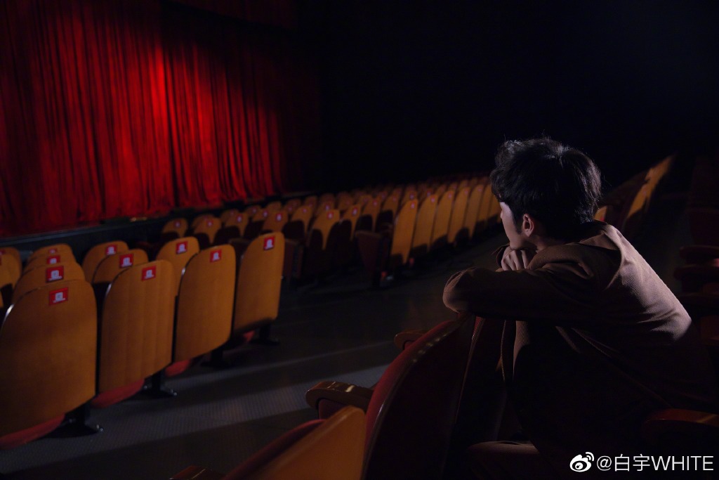白宇光影写真姜黄色西装搭配金丝边眼镜超帅气_图-1