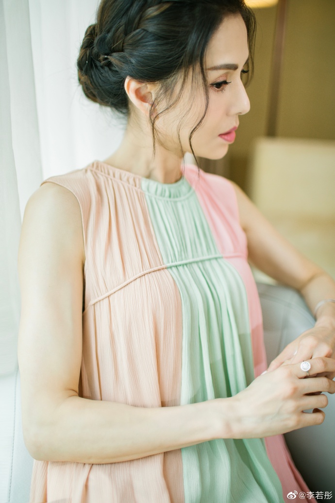 李若彤工作日营业女神范十足_图-3