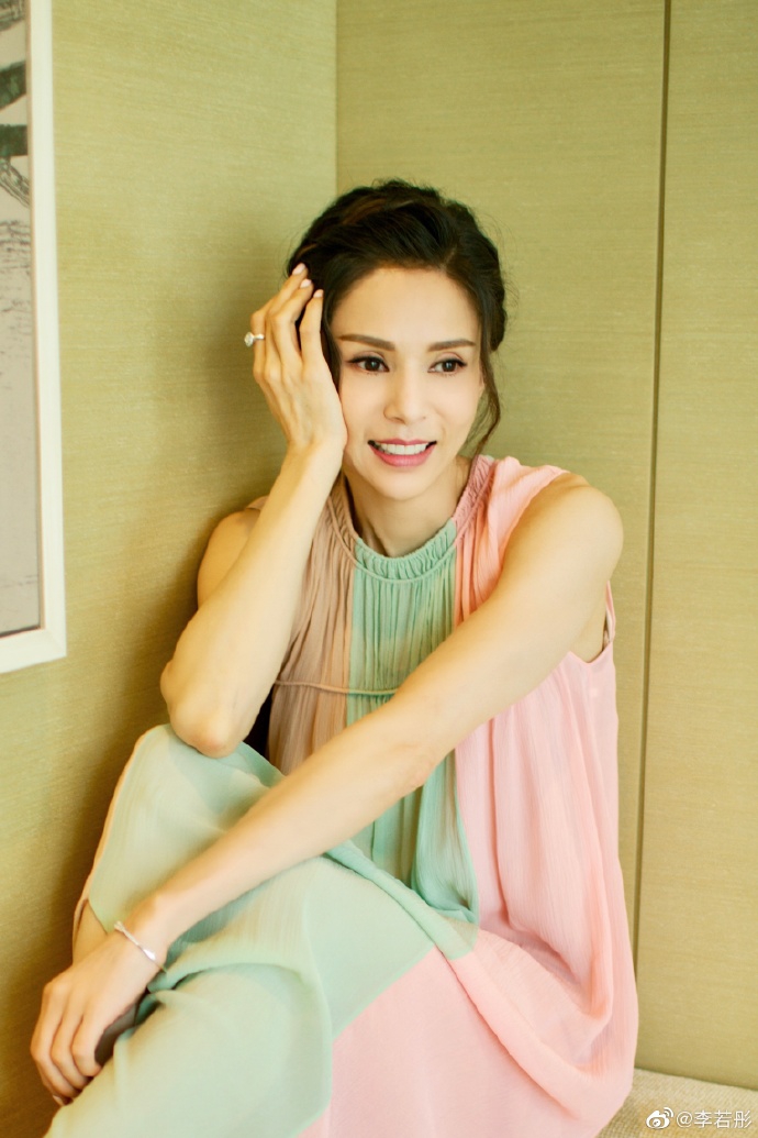 李若彤工作日营业女神范十足_图-4