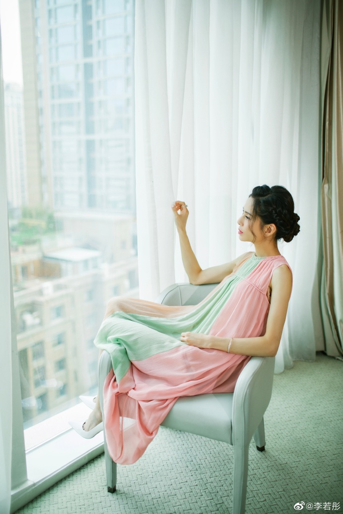 李若彤工作日营业女神范十足_图-1