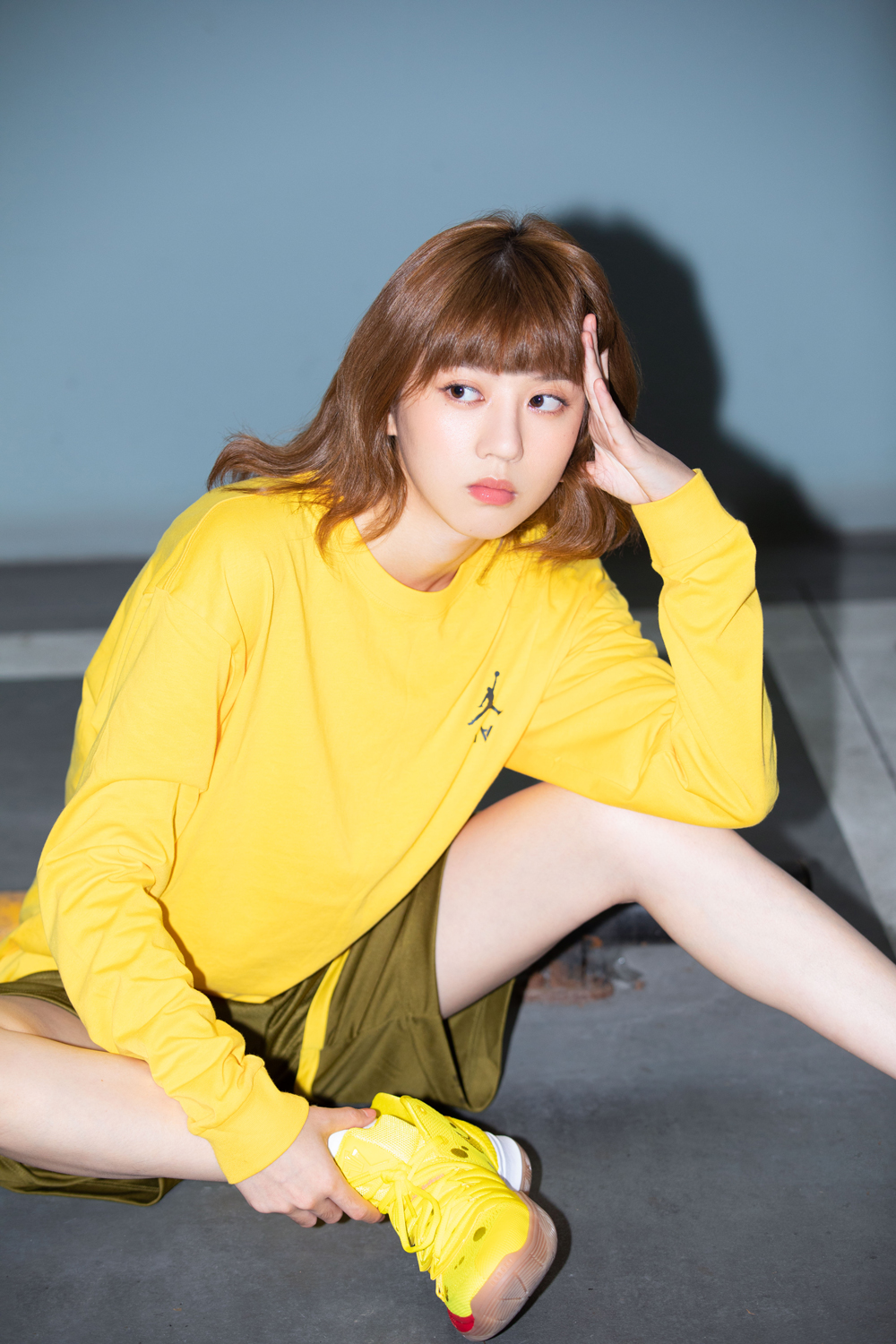 李凯馨运动写真色彩明快多元素碰撞新潮别致_图-4