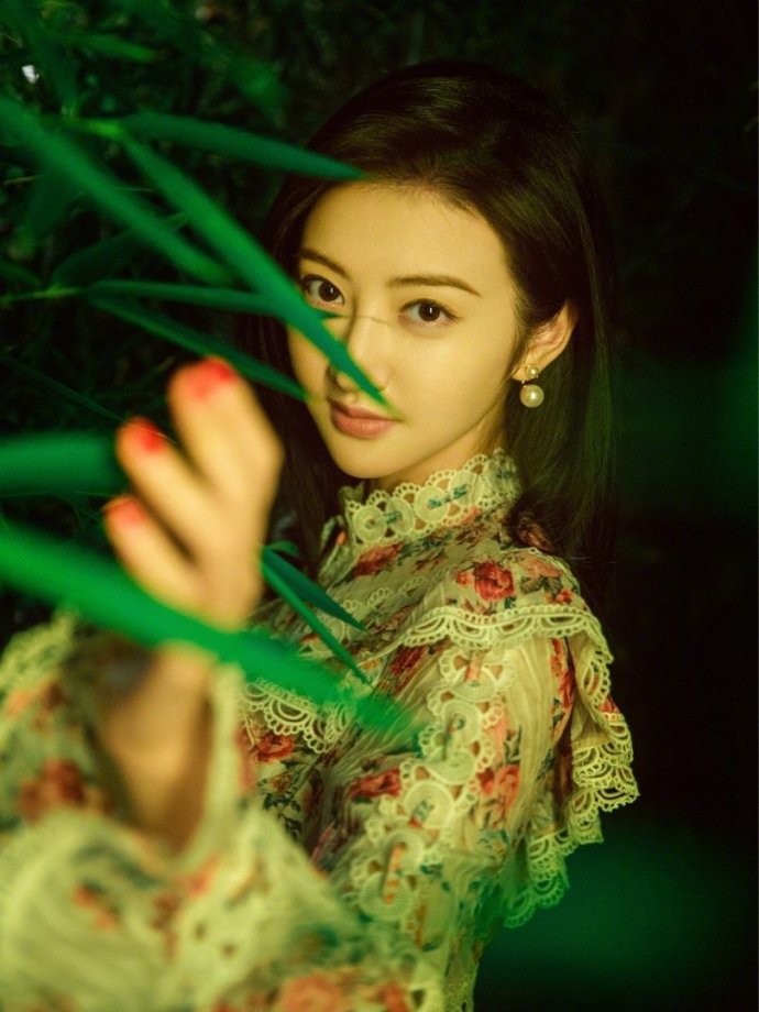 景甜穿碎花蕾丝长裙气质优雅迷人_图-3