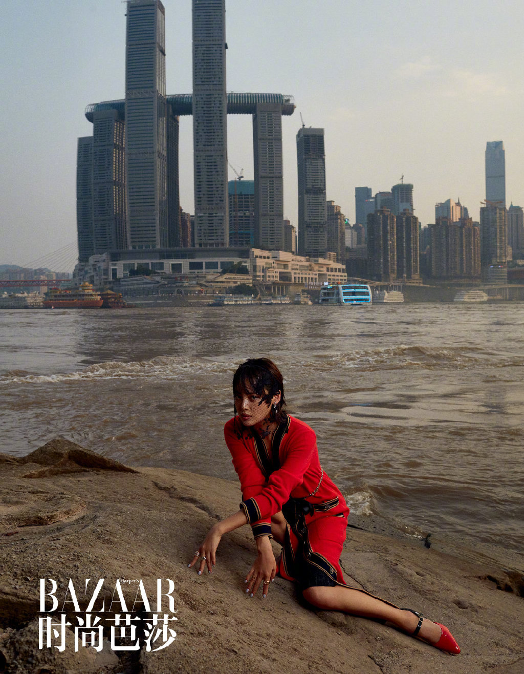 辛芷蕾《时尚芭莎》写真造型时尚独特_图-4