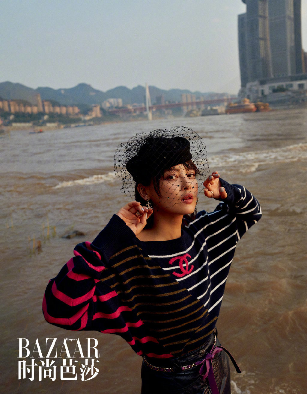 辛芷蕾《时尚芭莎》写真造型时尚独特_图-6