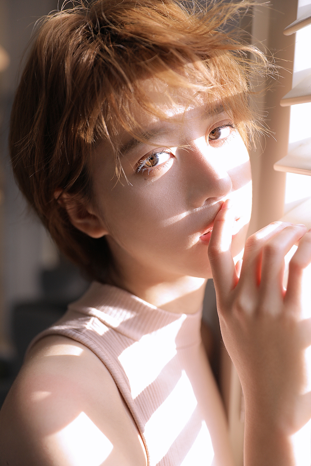 李凯馨裸色长裙写真曝光光影中展现文艺少女高级美_图-4