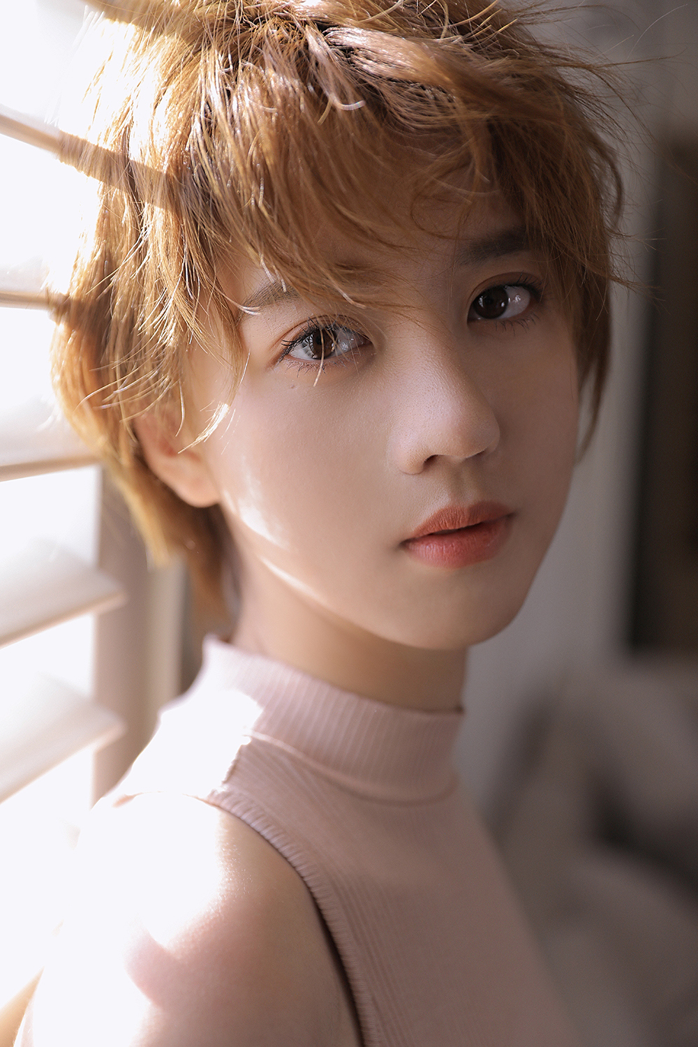 李凯馨裸色长裙写真曝光光影中展现文艺少女高级美_图-2