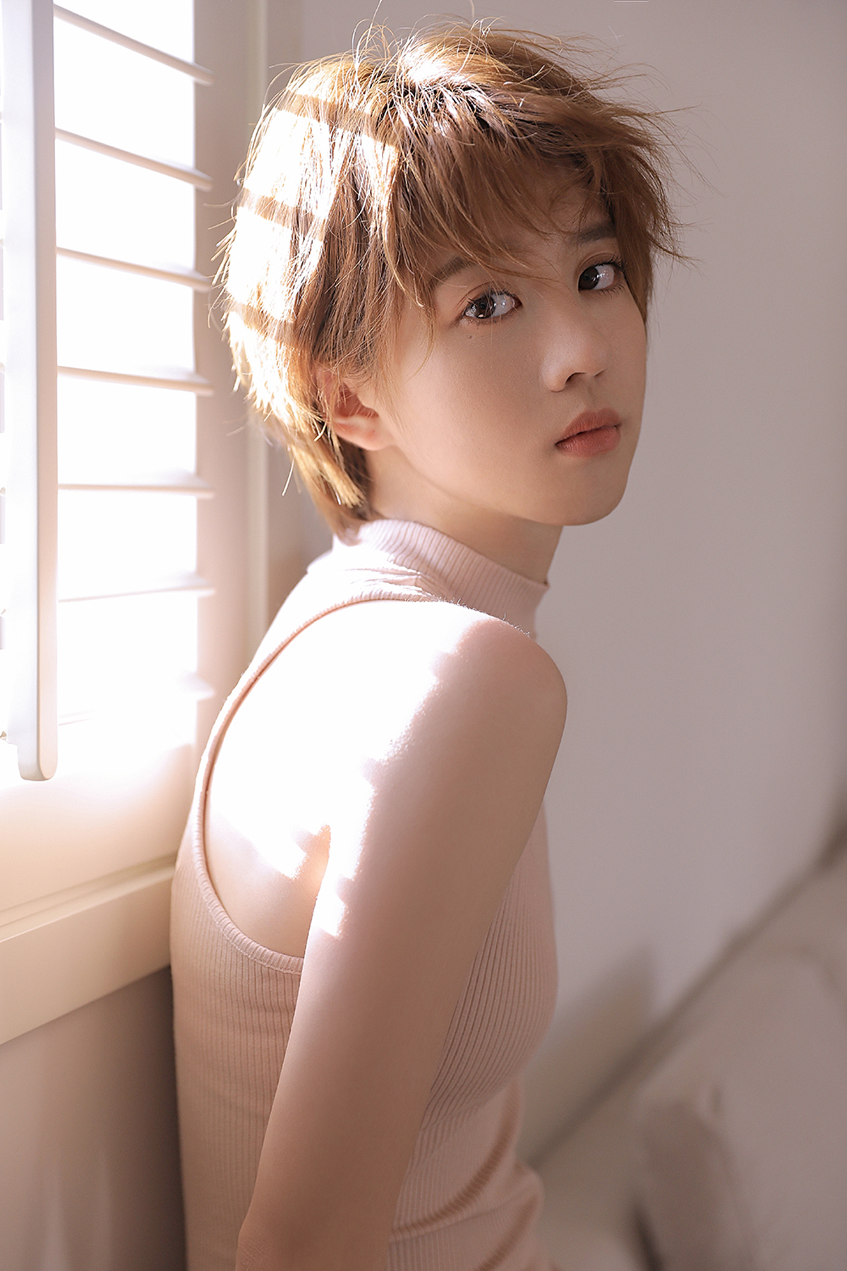 李凯馨裸色长裙写真曝光光影中展现文艺少女高级美_图-3