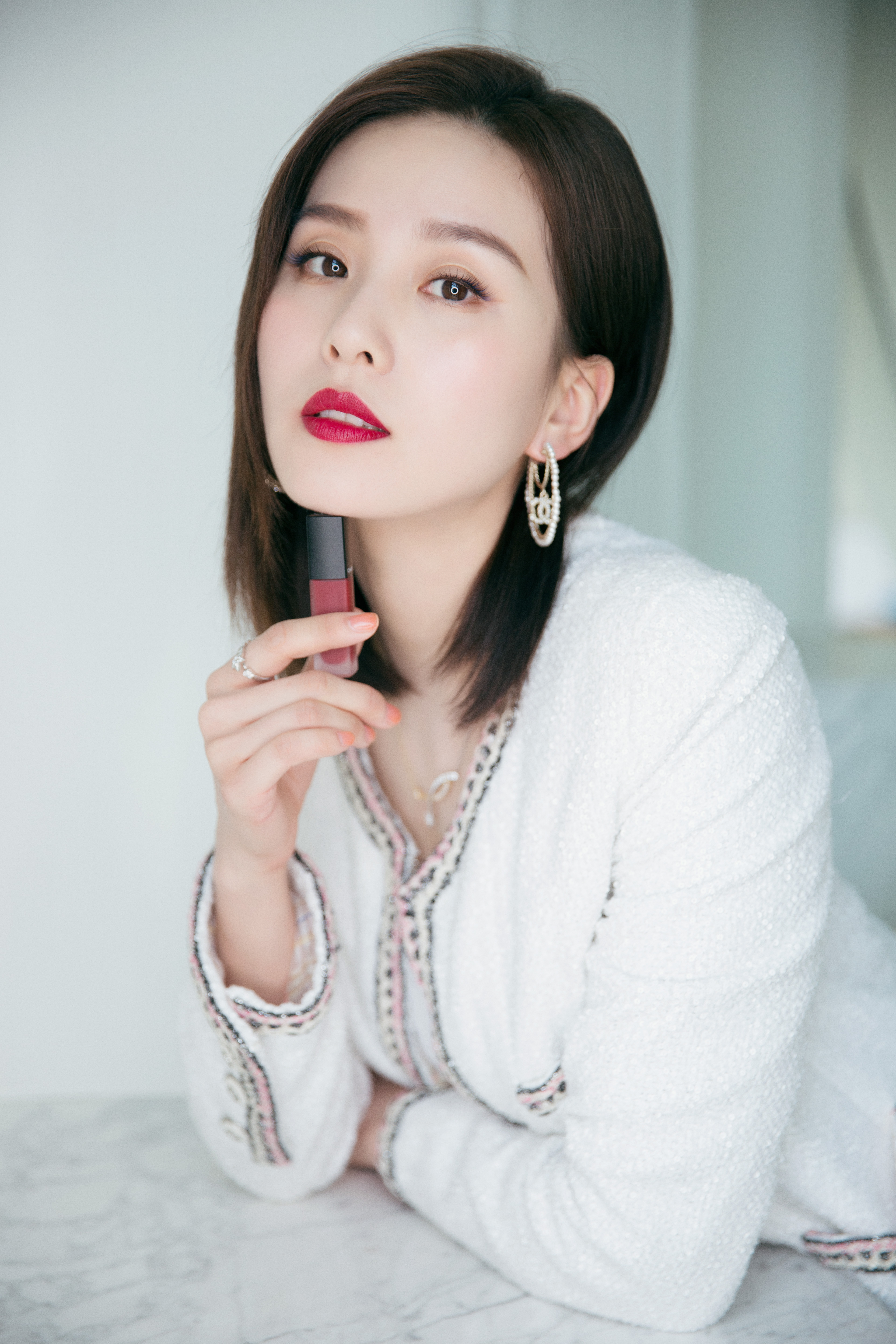 刘诗诗复工后首次拍写真时尚干练气场强大_图-4