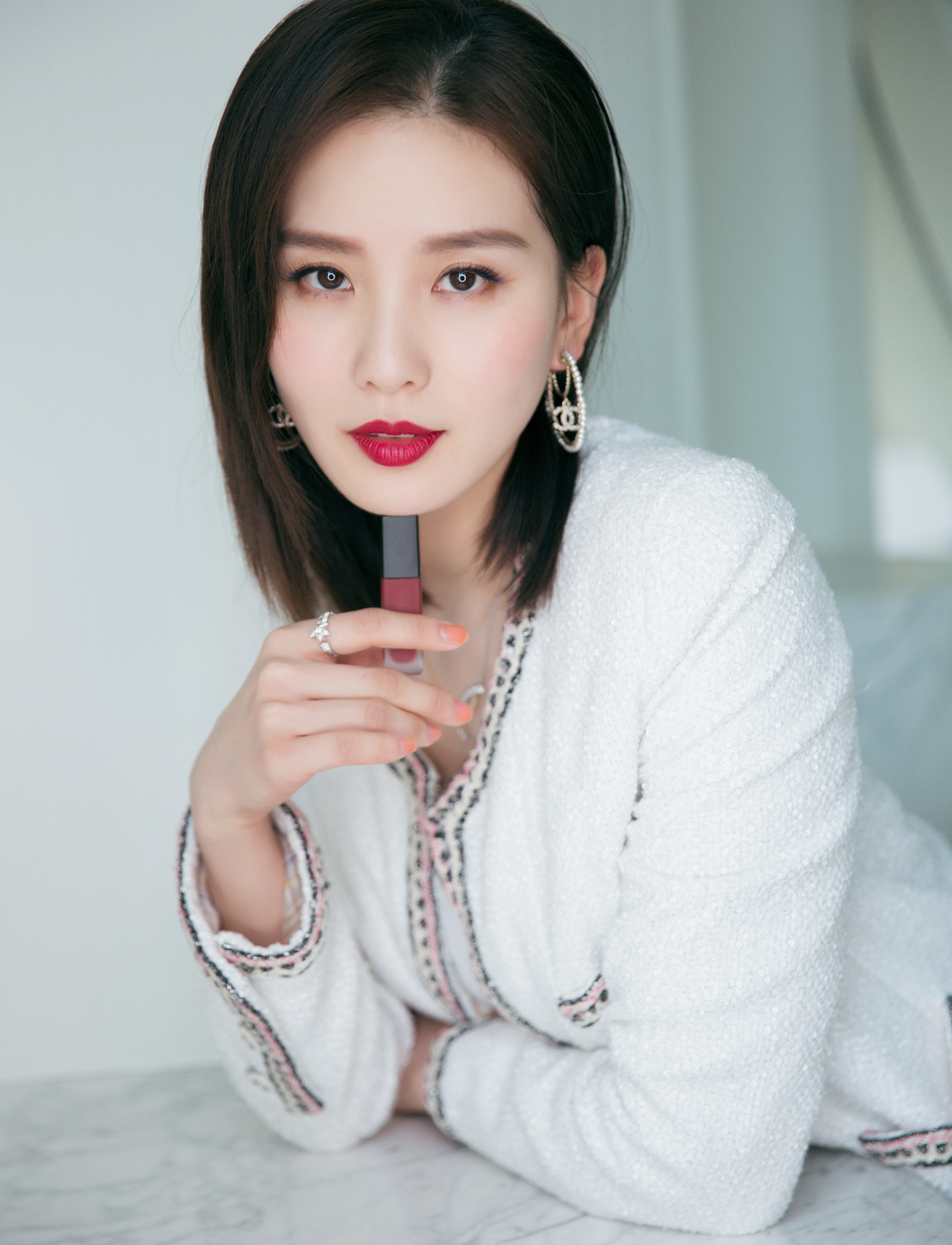 刘诗诗复工后首次拍写真时尚干练气场强大_图-6