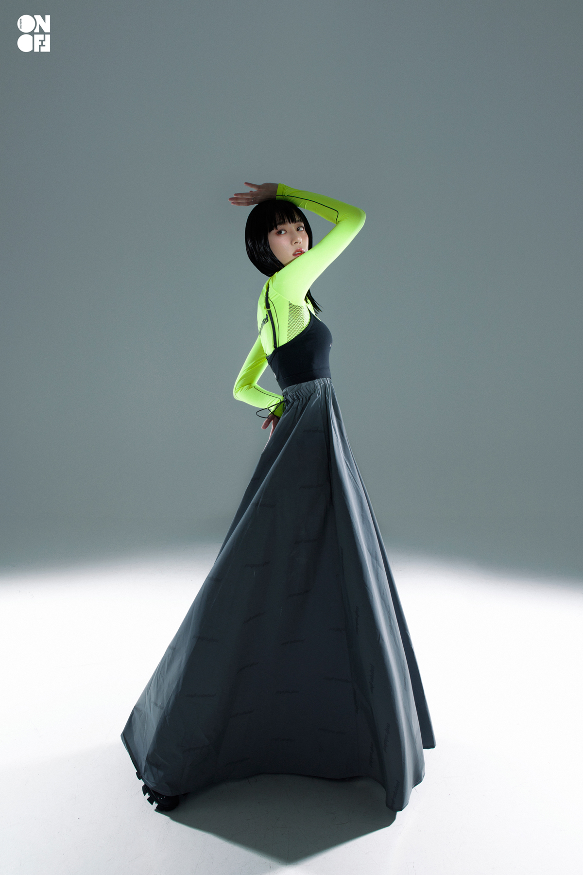 李凯馨“空间之外”概念时尚大片化身未来女战士酷炫无比_图-3
