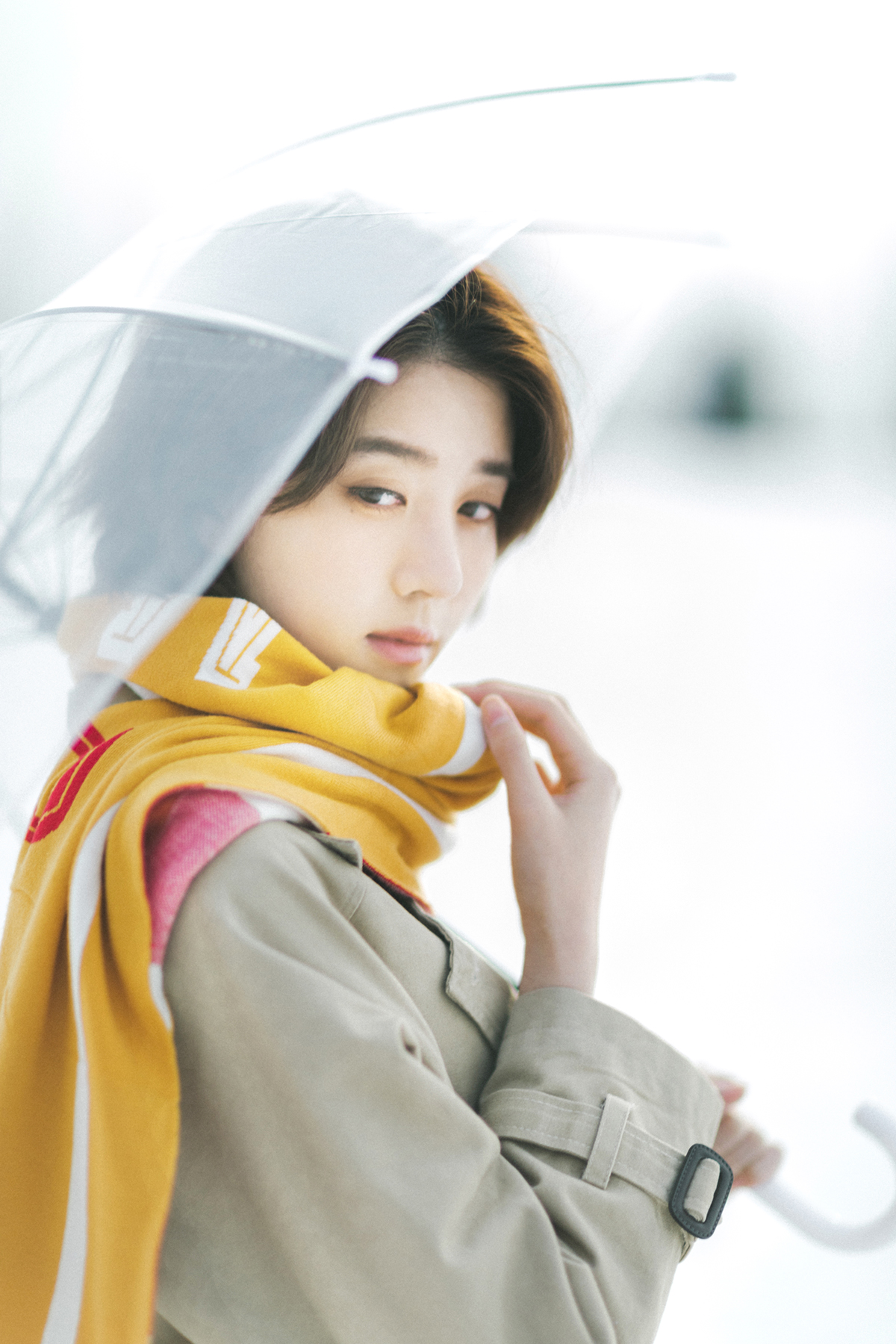 李凯馨撑伞漫步雪景中清新文艺宛如《情书》_图-2