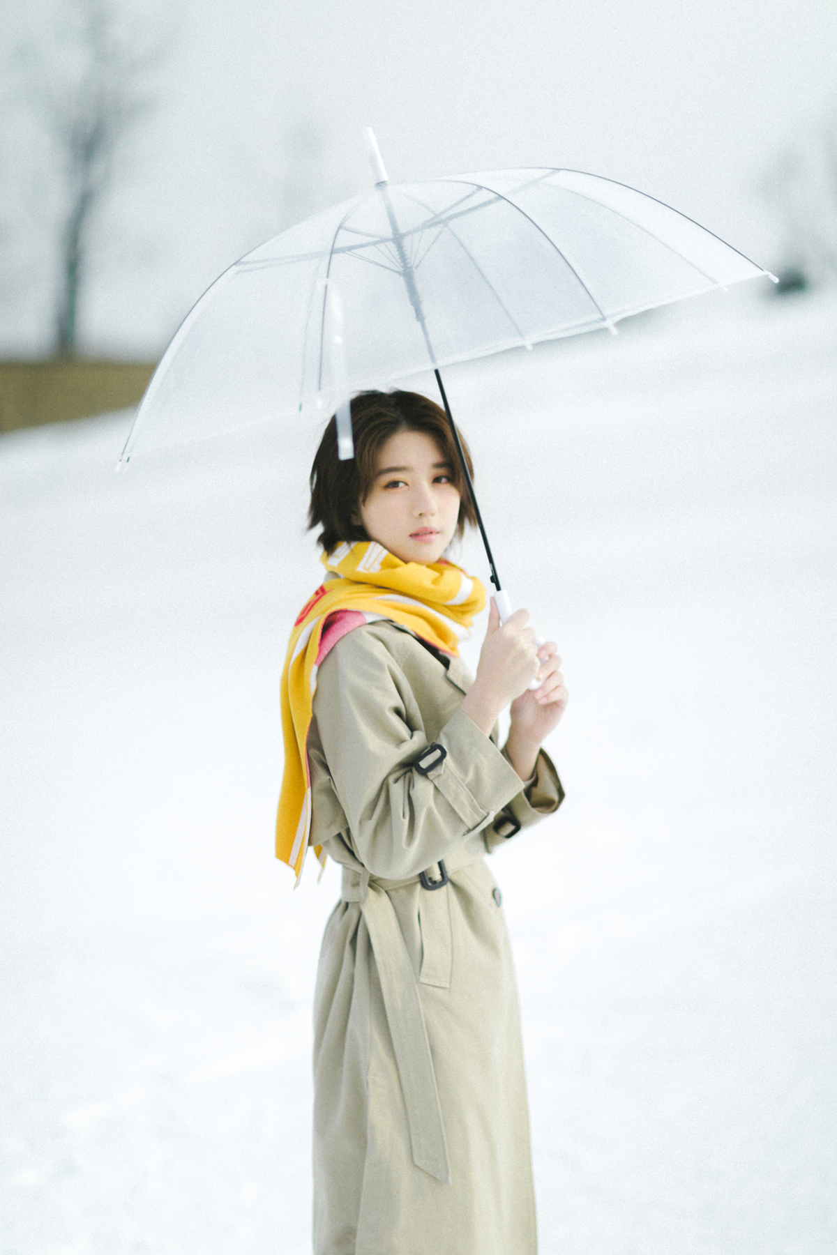 李凯馨撑伞漫步雪景中清新文艺宛如《情书》_图-4