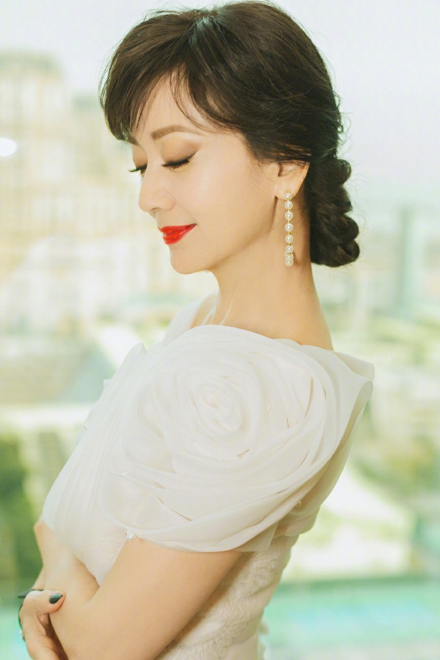 赵雅芝最新黑白礼服写真气质高贵大方_图-4