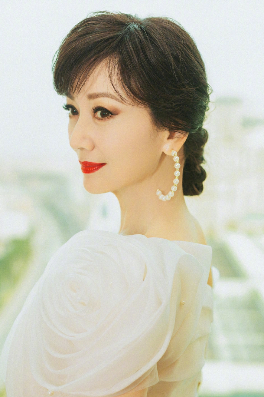 赵雅芝最新黑白礼服写真气质高贵大方_图-1