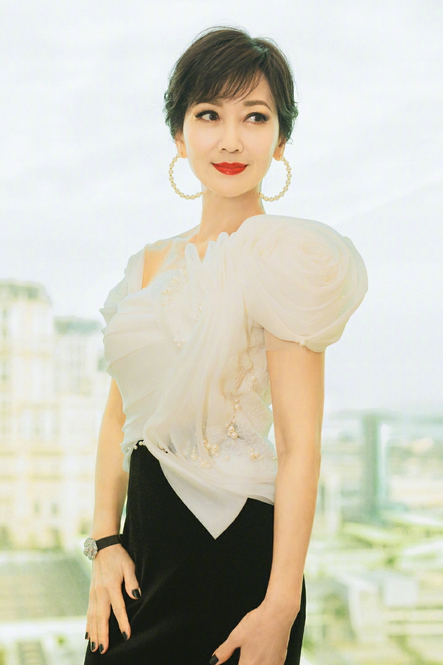 赵雅芝最新黑白礼服写真气质高贵大方_图-5