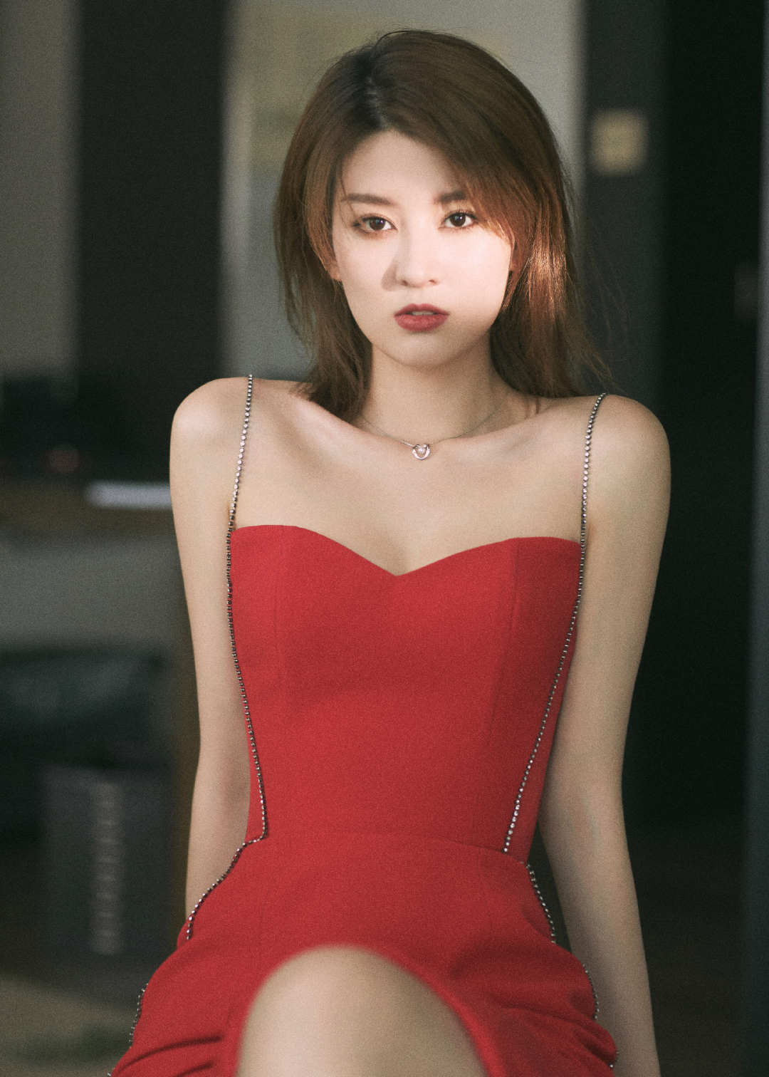 乔欣红色吊带裙简洁优雅美翻网友！_图-4