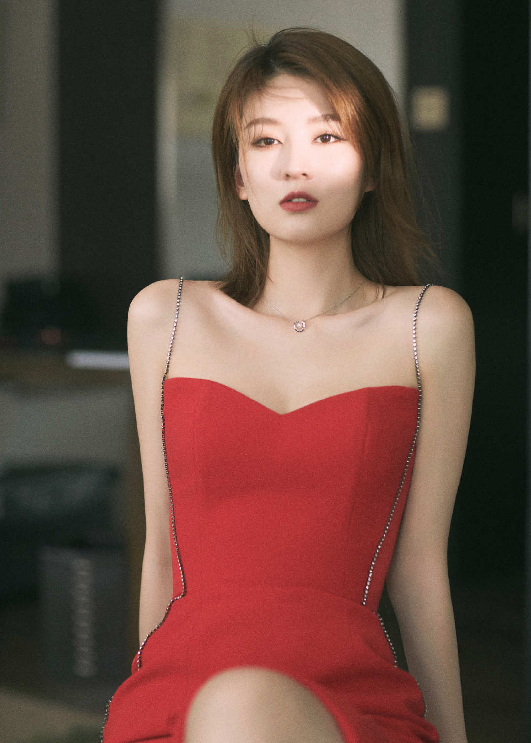 乔欣红色吊带裙简洁优雅美翻网友！_图-2
