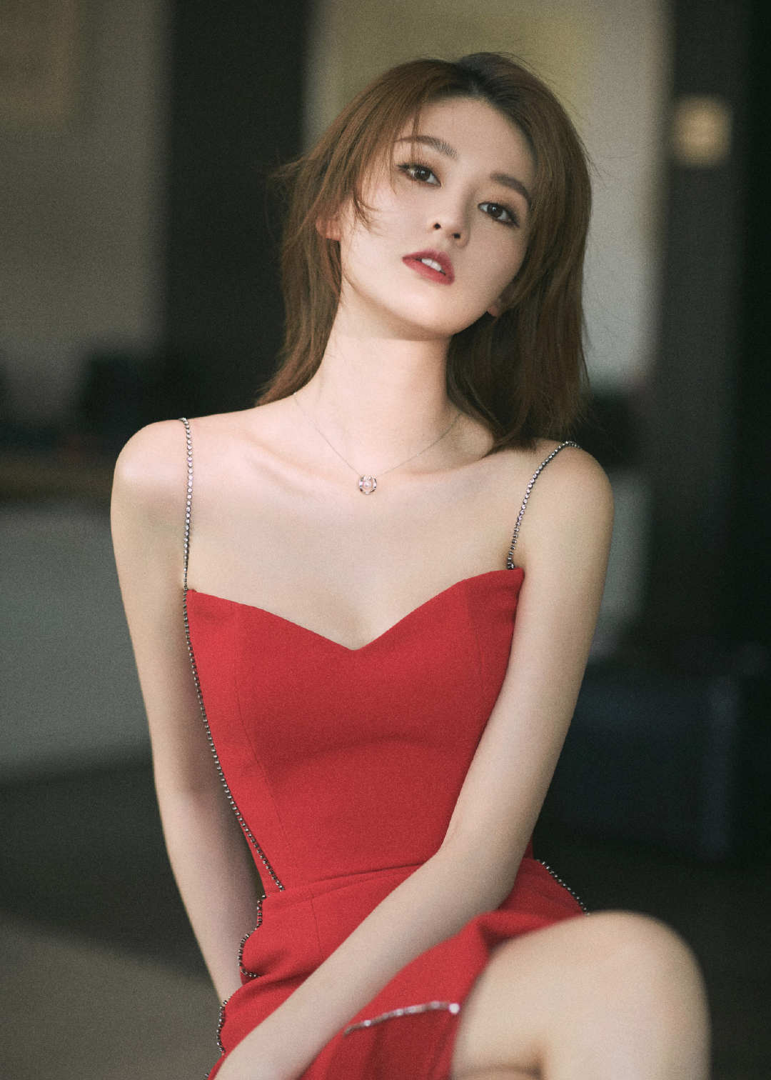 乔欣红色吊带裙简洁优雅美翻网友！_图-1