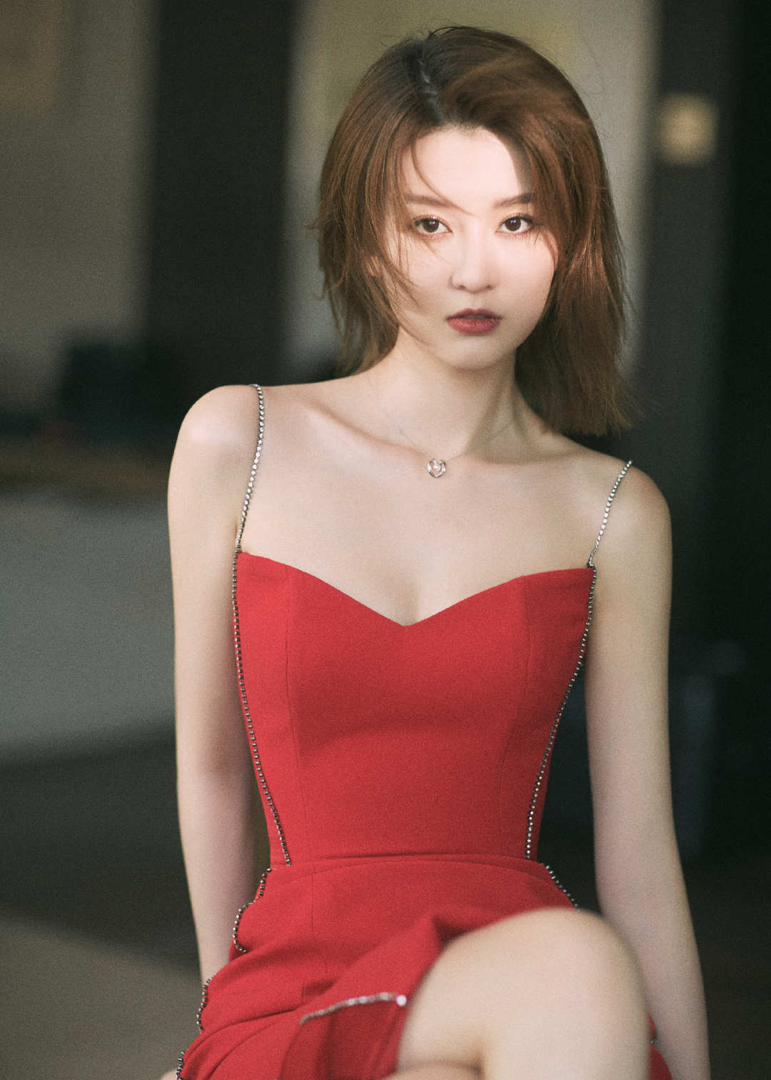 乔欣红色吊带裙简洁优雅美翻网友！_图-5