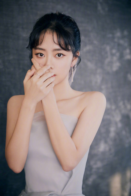 谭松韵水雾蓝开衩长裙写真优雅又灵动_图-2