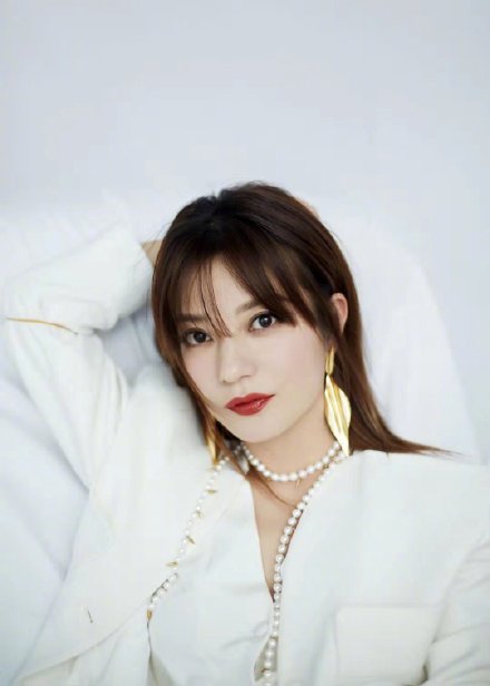 赵薇金色落叶耳环个性亮眼一展简约摩登_图-1