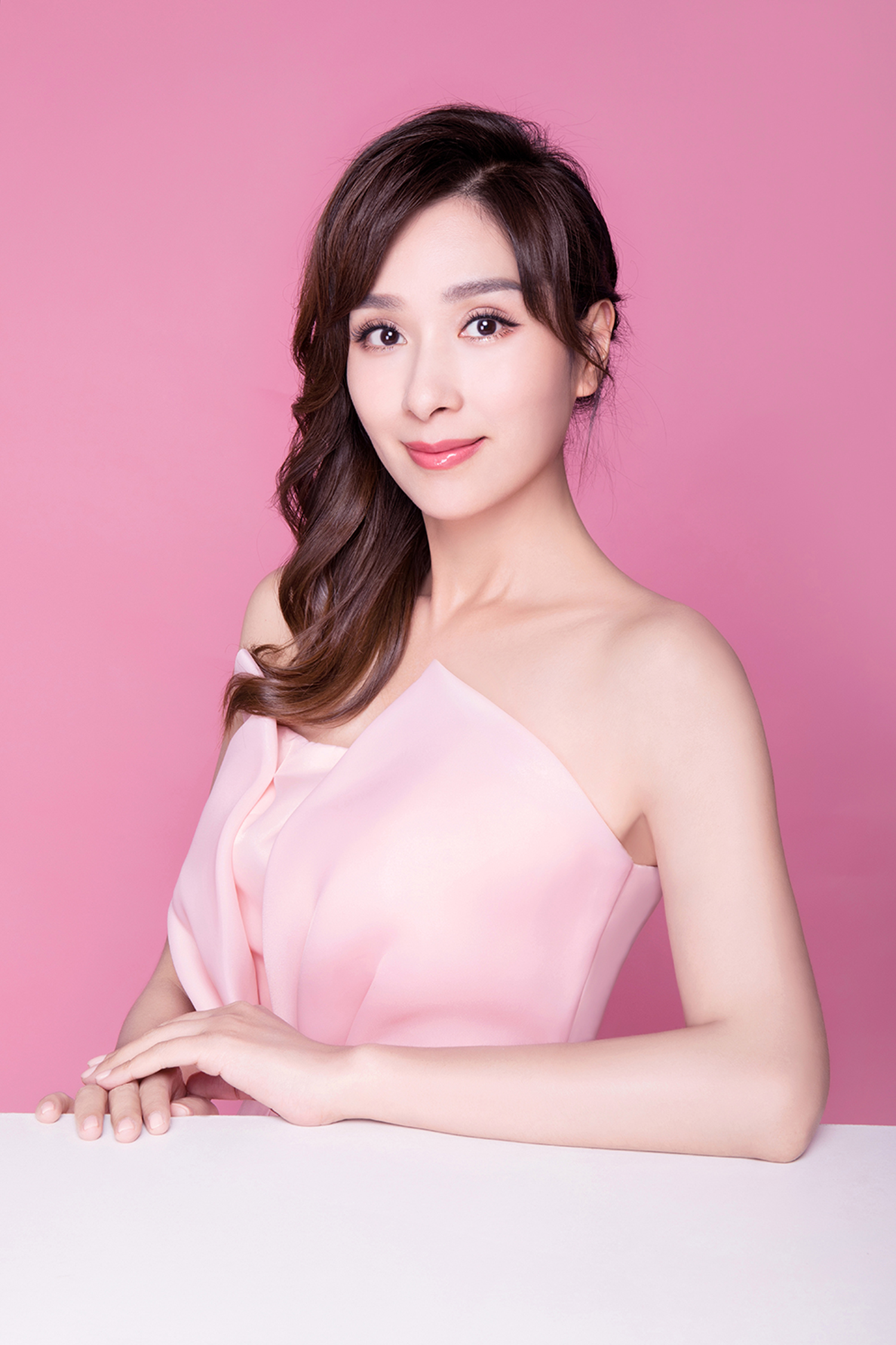 杨恭如圣诞写真曝光着粉裙露香肩展冻龄美貌_图-4