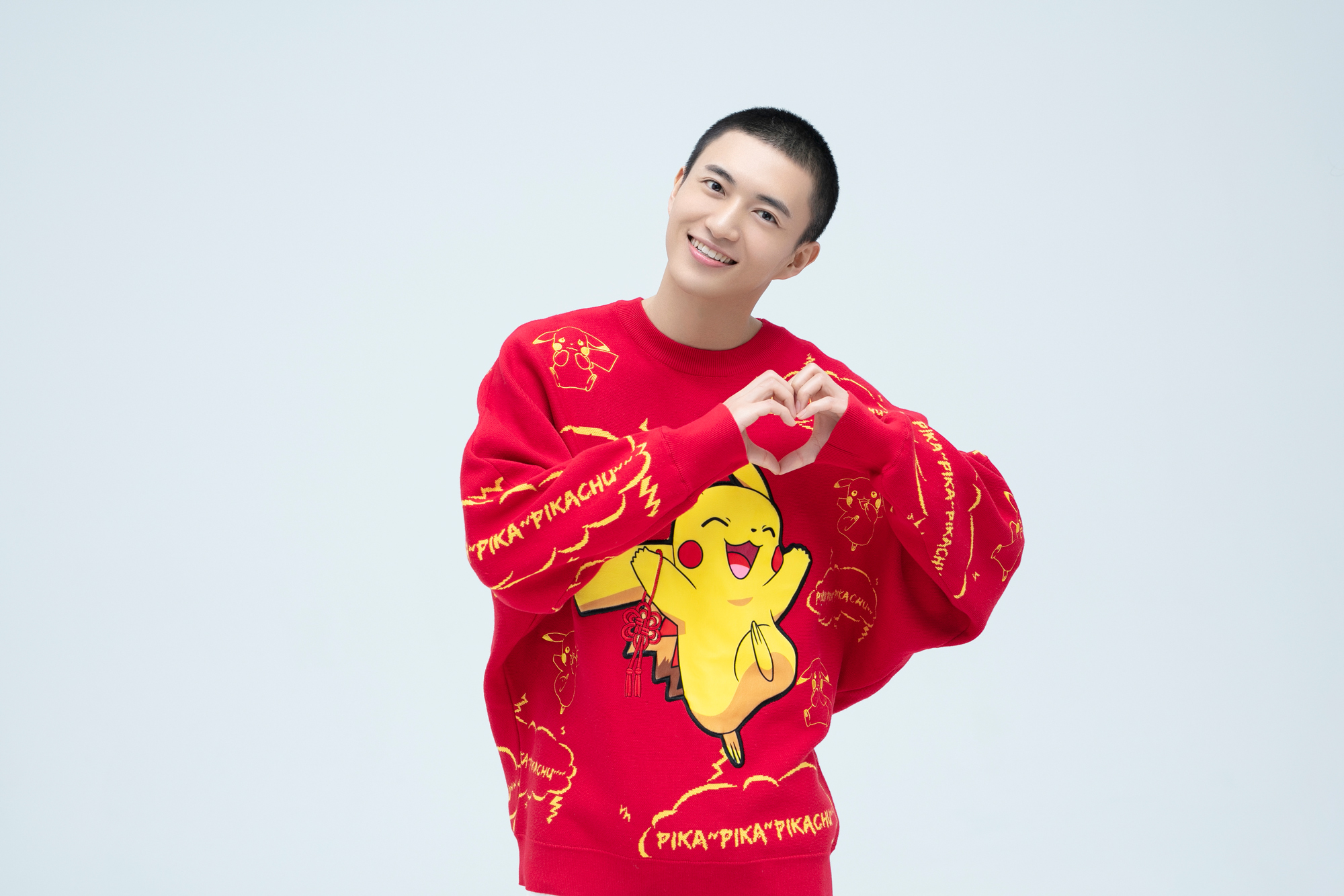 演员张博涵曝“新年红”写真皮卡丘印花毛衣尽显活泼_图-4