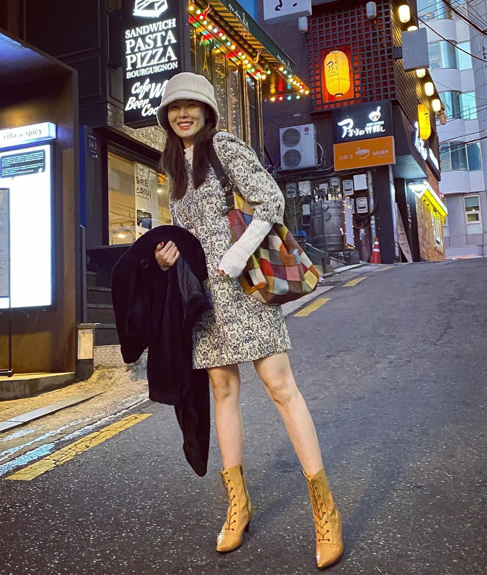泫雅街拍元气十足美腿又细又直_图-4