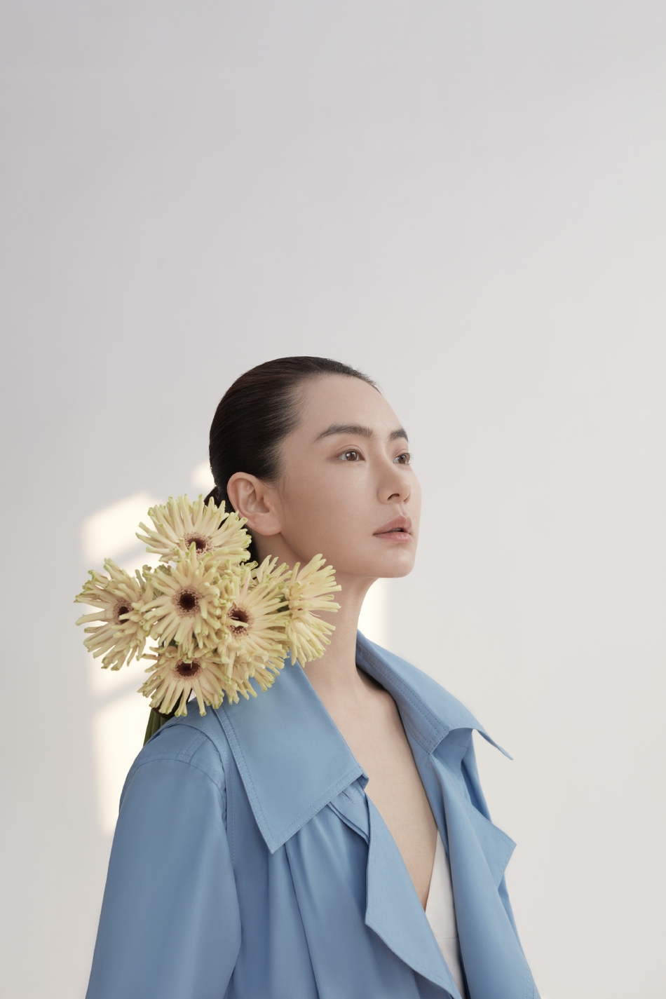 戚薇春日素颜妆写真风格简单干练_图-4