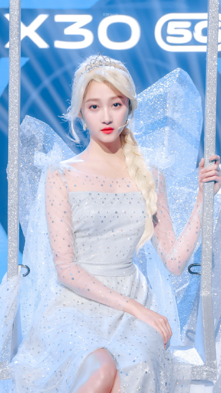 郑爽关晓彤冰雪奇缘公主造型高贵唯美_图-9