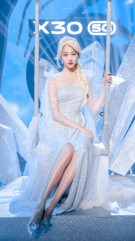 郑爽关晓彤冰雪奇缘公主造型高贵唯美_图-5